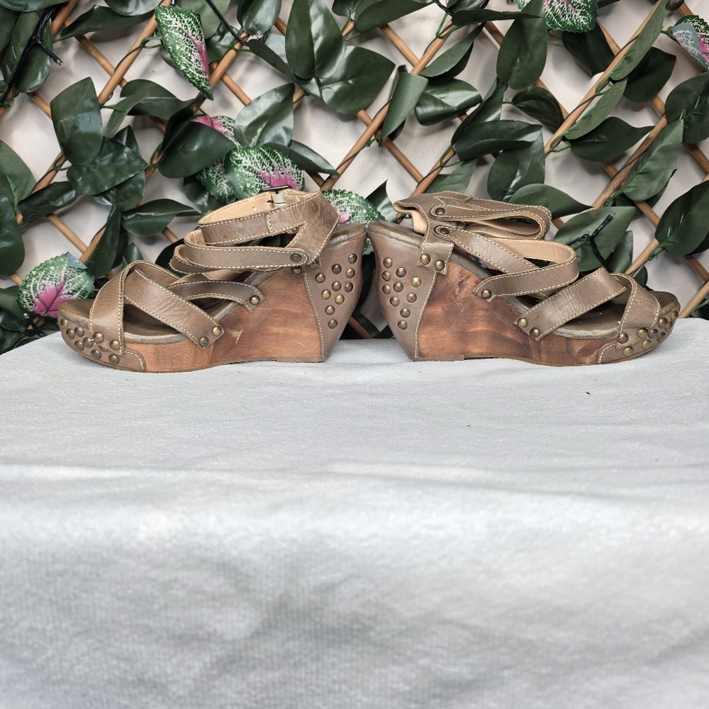 50) BED STU Studded Dark Taupe Leather Wooden Wedge Sandal Sz. 8 (Never Worn) - Picture 3 of 10